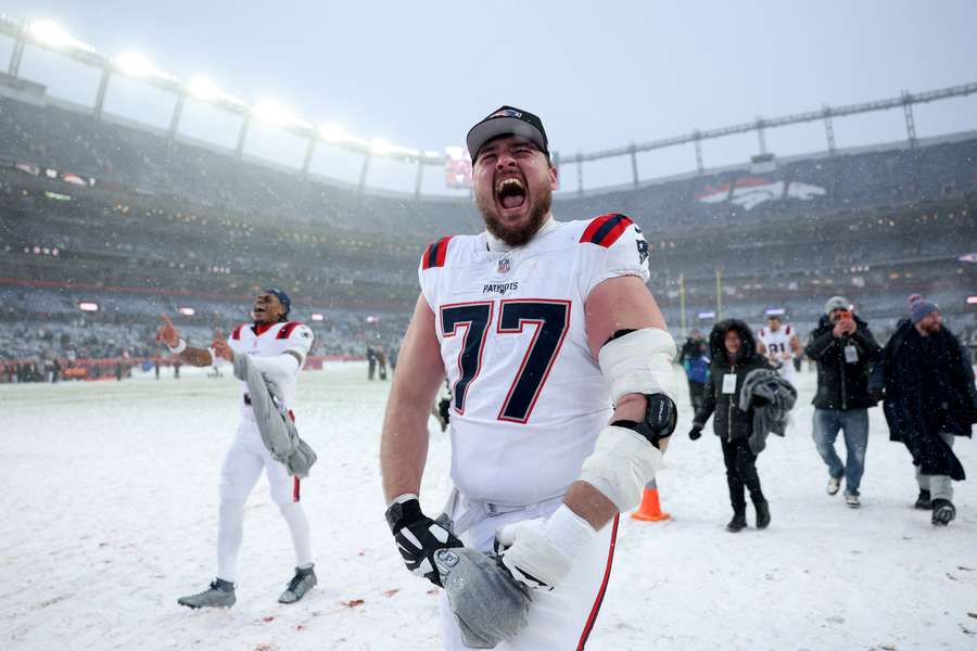Ben Brown #77 de los New England Patriots Ben Brown #77 de los New England Patriots