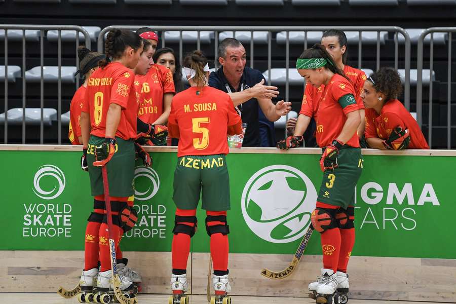 Ricardo Barreiros fala com as jogadoras