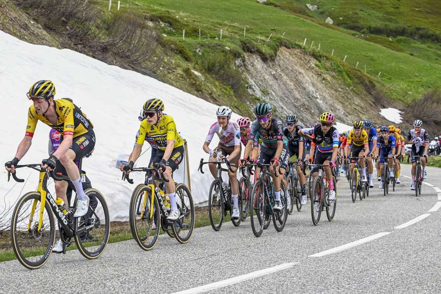 Jonas Vingegaard voorin het peloton tijdens de zevende etappe Jonas Vingegaard voorin het peloton tijdens de zevende etappe