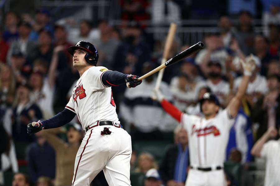 Austin Riley kijkt zijn beslissende homerun na