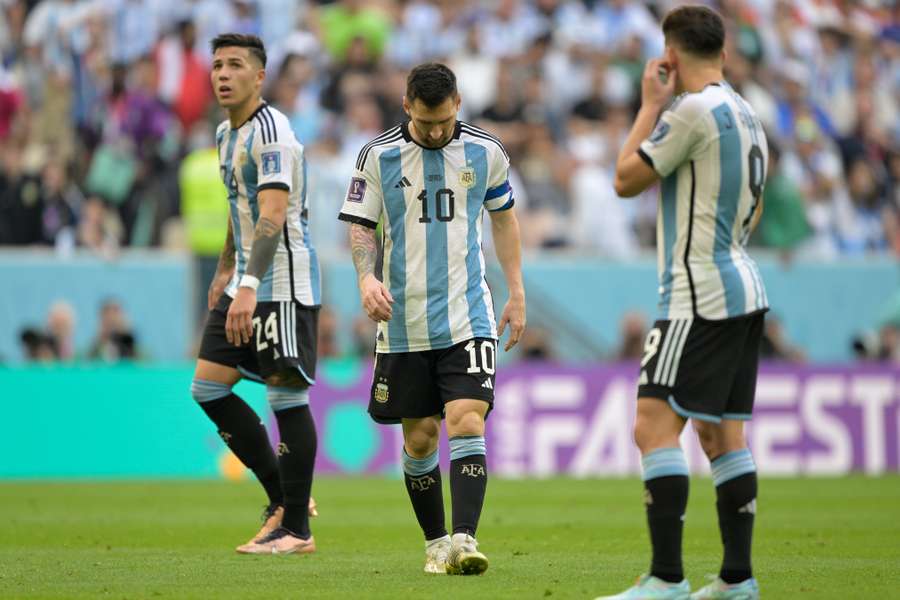Messi camina cabizbajo tras la derrota de Argentina ante Arabia Saudí.