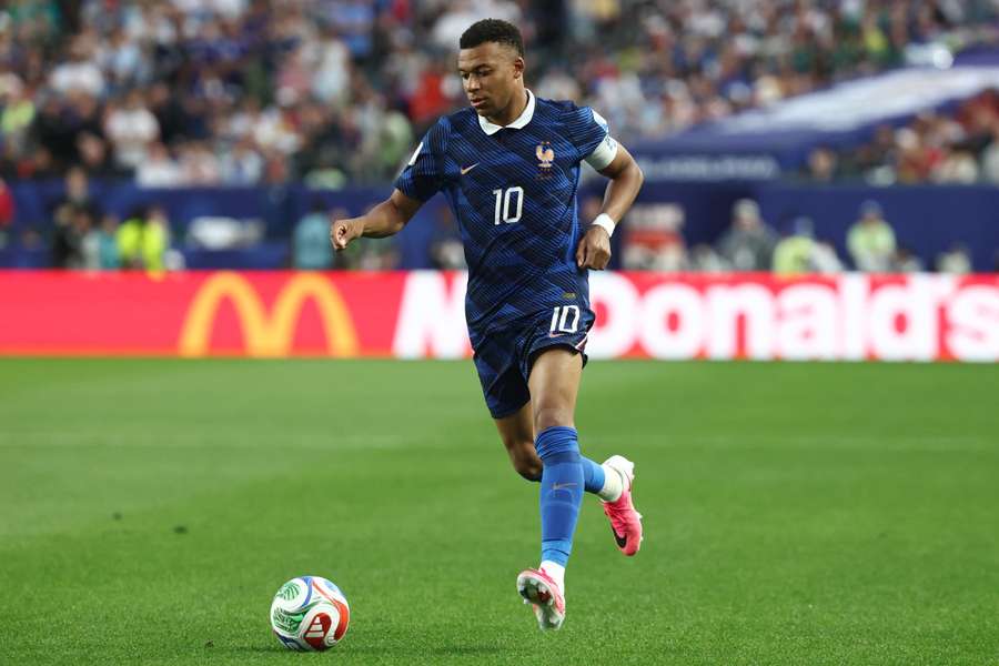 Mbappé vuole rimpinguare il suo bottino ai Mondiali, dove ha già segnato 16 gol Mbappé vuole rimpinguare il suo bottino ai Mondiali, dove ha già segnato 16 gol