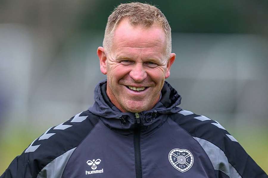 O treinador do Hearts O treinador do Hearts