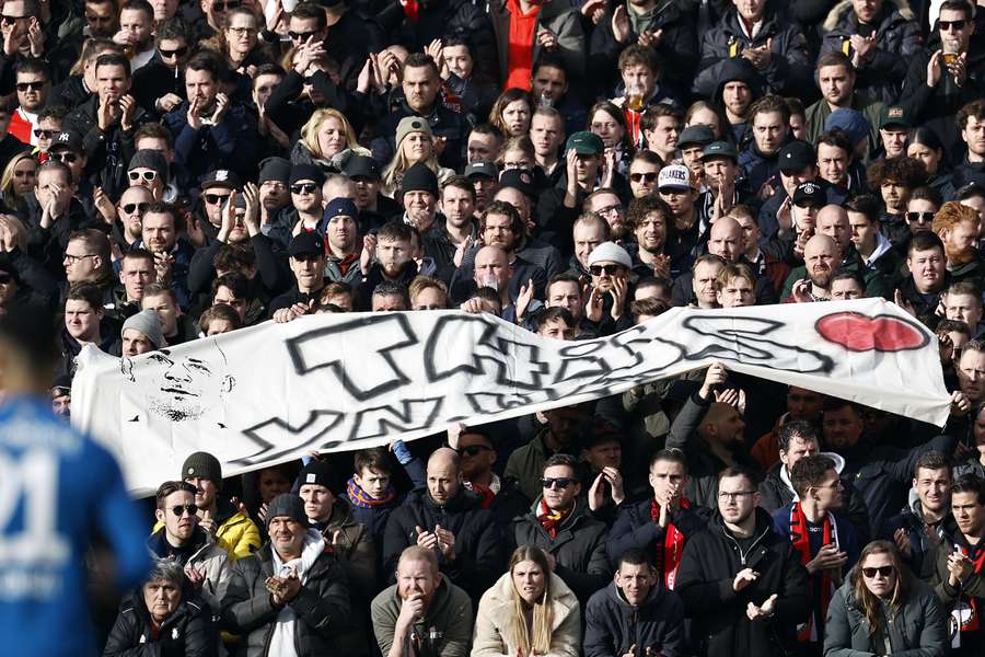 Fans in De Kuip klappen voor ongeneeslijk zieke perschef PSV