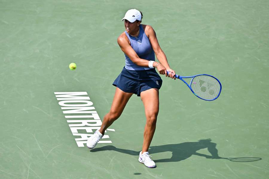 Madison Keys golpea con el revés a dos manos durante su partido ante Siegemund