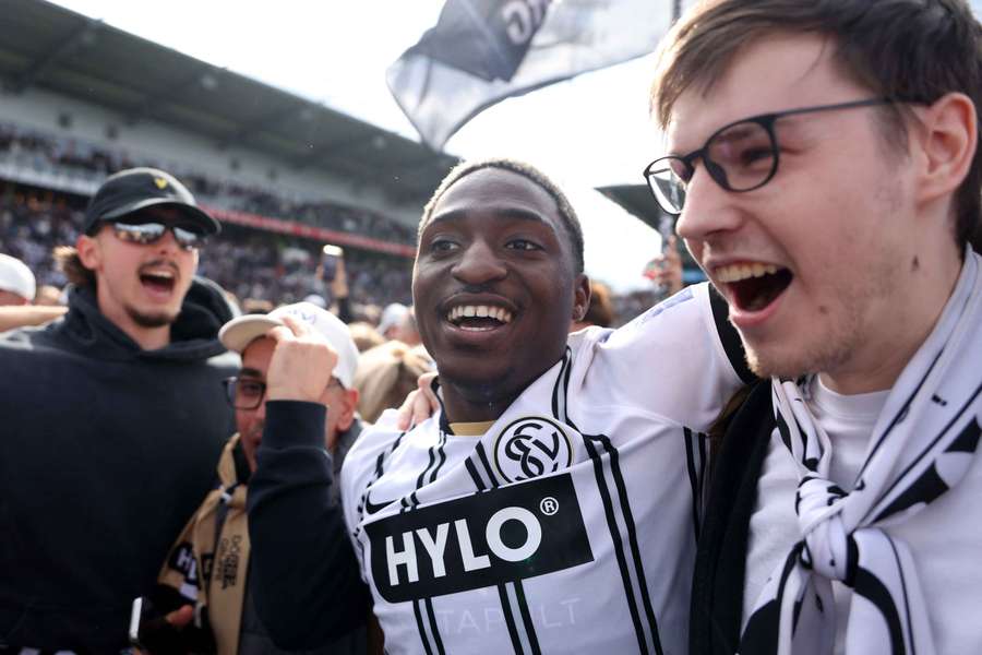 Fotbalisté Elversbergu slaví do Bundesligy.
