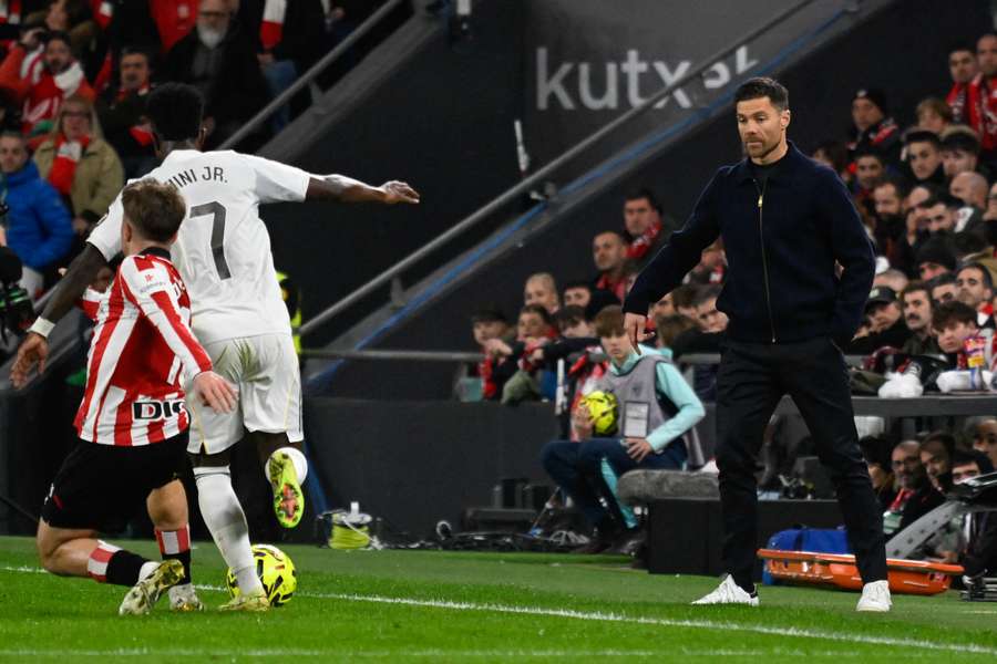Xabi Alonso, pendiente de una acción de Vinícius durante el Athletic-Real Madrid Xabi Alonso, pendiente de una acción de Vinícius durante el Athletic-Real Madrid