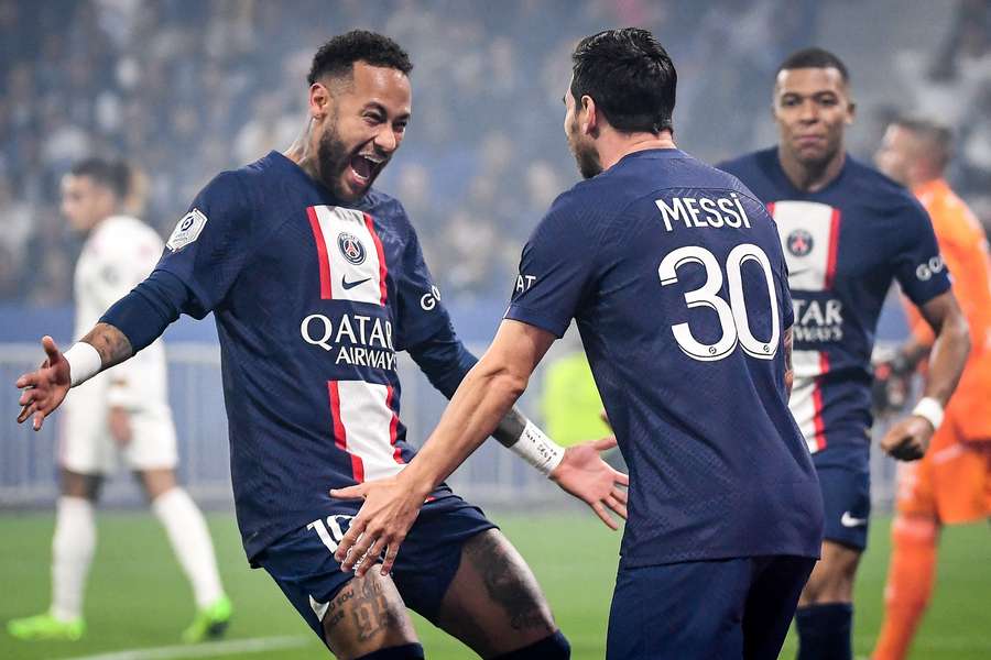 Neymar a Lionel Messi slaví vítězství proti Lyonu.