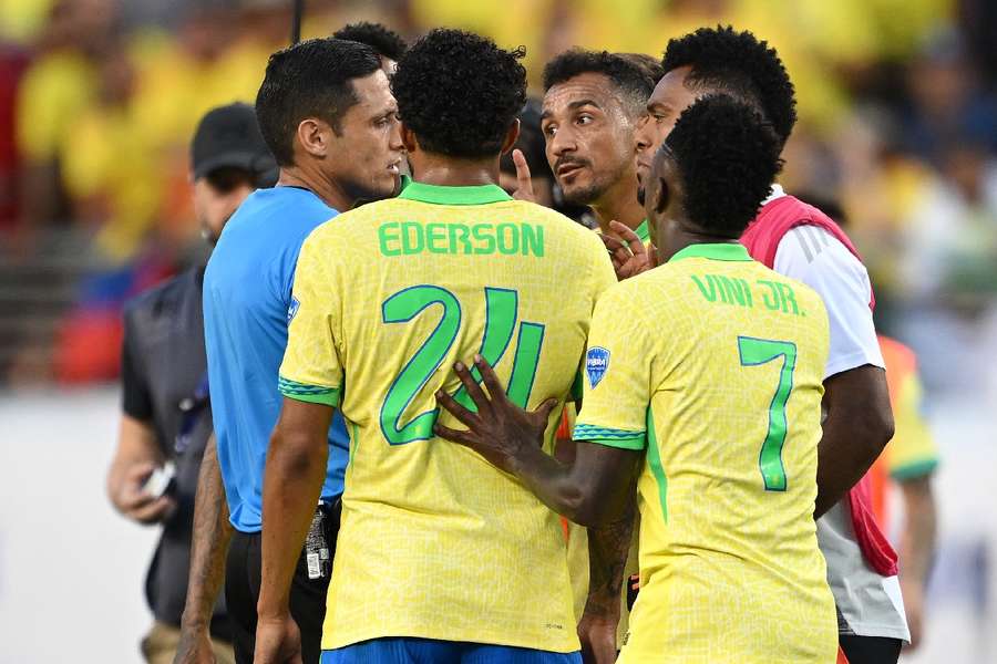 Árbitro Jesús Valenzuela é cercado por jogadores brasileiros após a partida contra a Colômbia