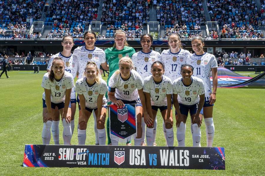 Het Amerikaanse elftal voorafgaand aan de uitzwaaiwedstrijd tegen Wales