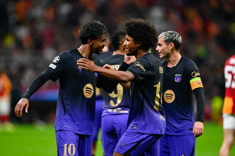 Lamine Yamal sărbătorește alături de Karim Adeyemi golul de 1-4 al Barcelonei în Turcia