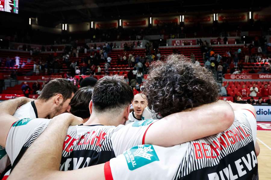 Los jugadores del Granada hacen piña en Zaragoza