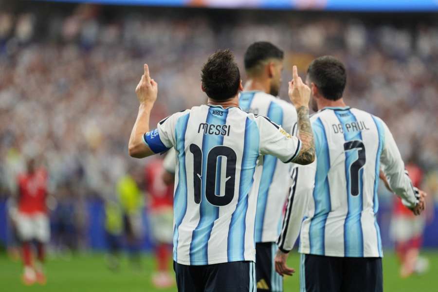 Lionel Messi celebra um de seus gols contra a Áustria.