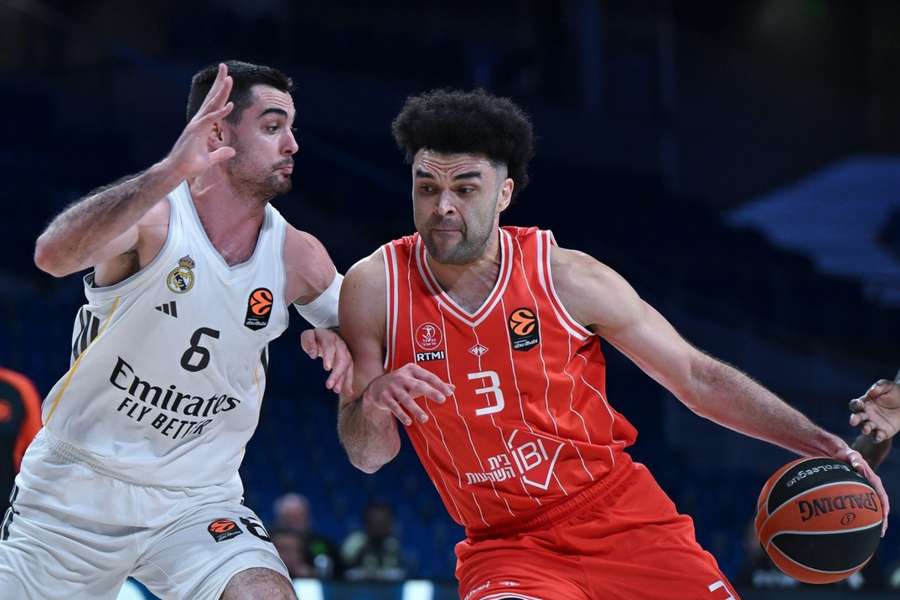 Alberto Abalde, ante Elijah Bryant en el partido de liga regular del 24 de marzo