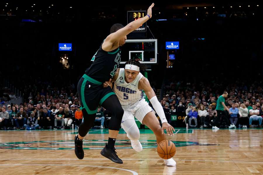 Banchero in azione contro i Celtics