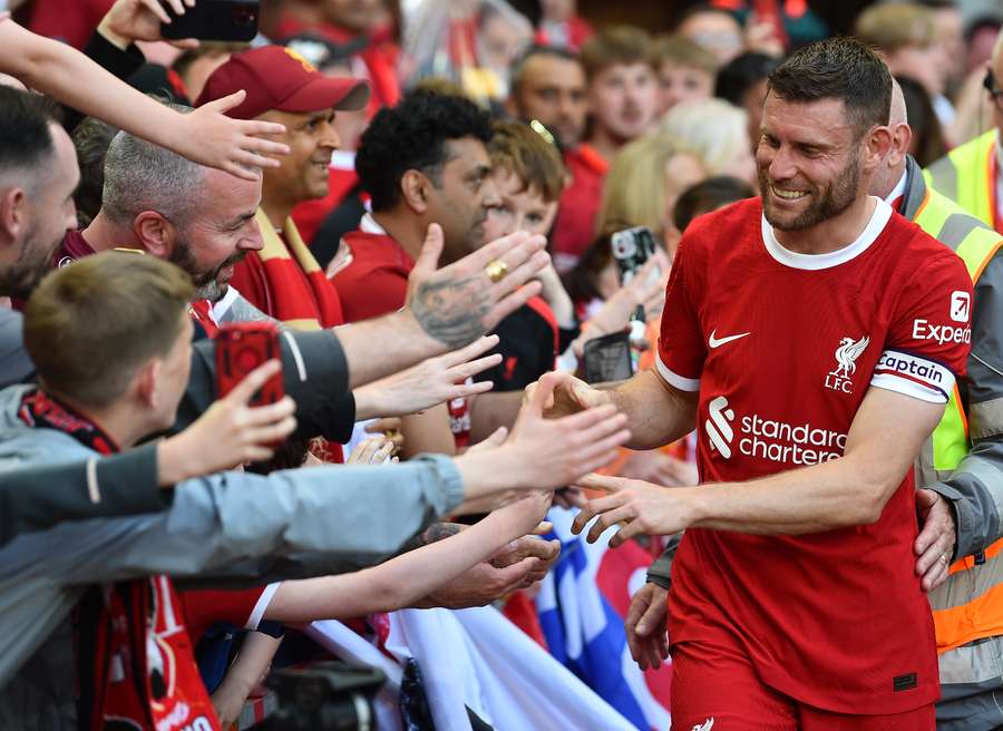 El centrocampista inglés del Liverpool James Milner saluda a los aficionados tras el partido de fútbol de la Premier League inglesa entre el Liverpool y el Aston Villa.