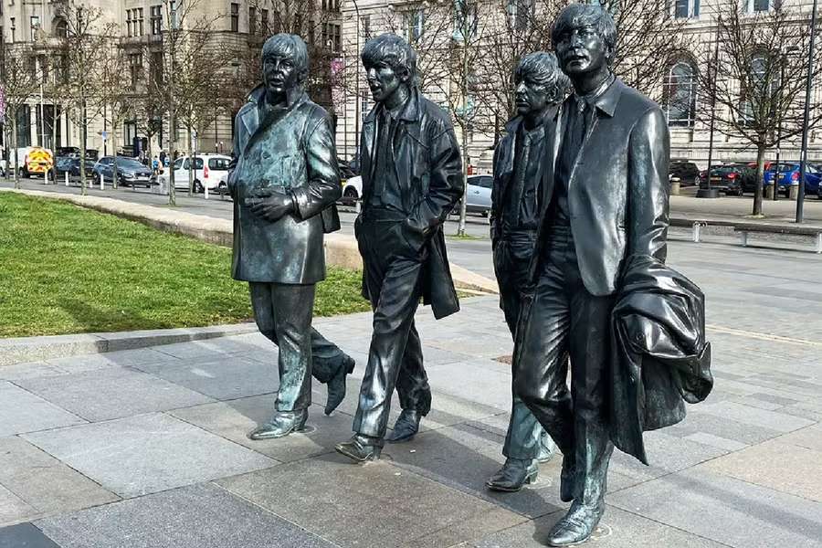 A tradicional estátua dos Beatles
