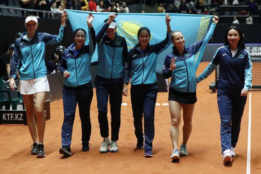 Rybakina celebrates with her team