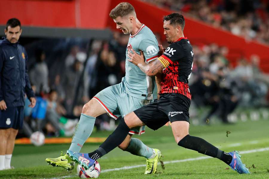 Raíllo, en una jugada con Sorloth.