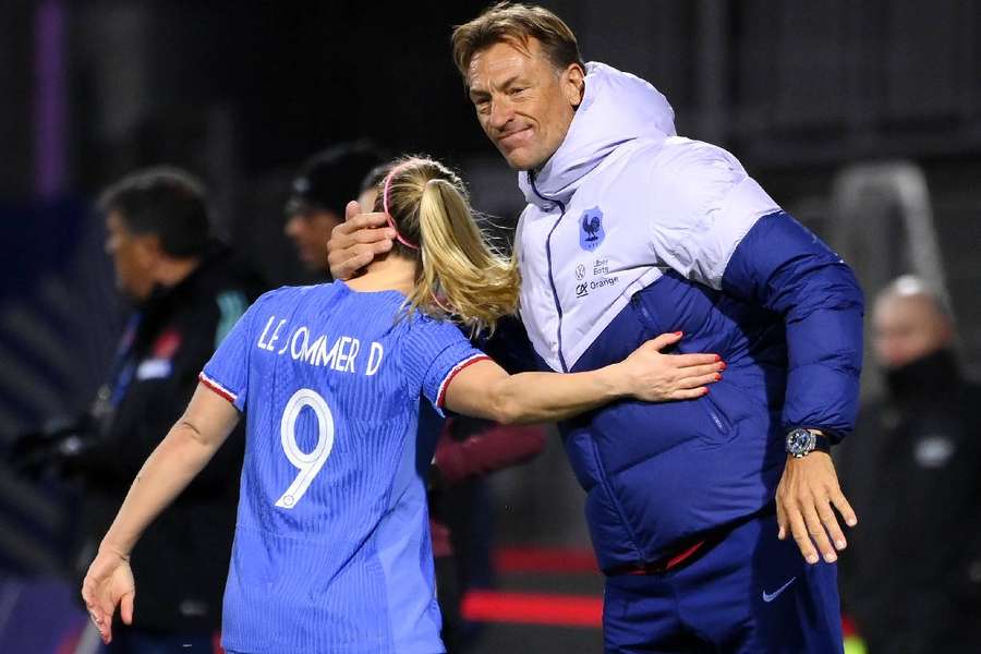Hervé Renard et Eugénie Le Sommer lors de la victoire des Bleues contre la Colombie