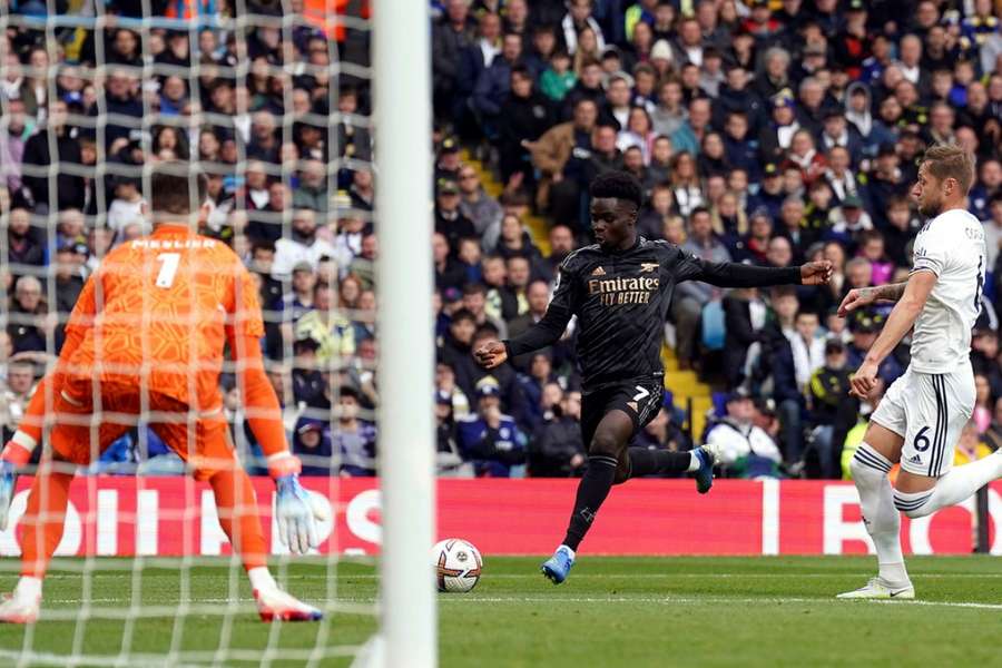 Arsenal vence Leeds em jogo nervoso e segue na liderança do Inglês