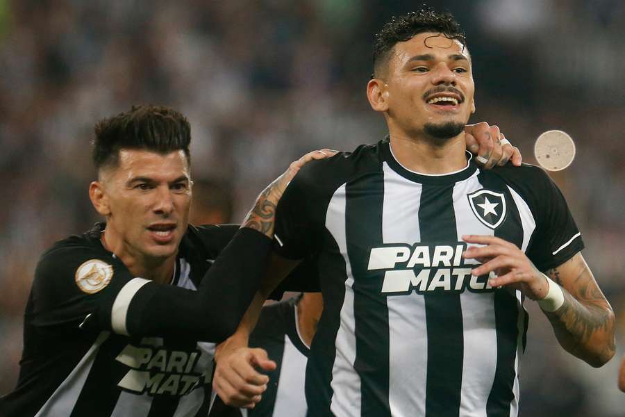 Tiquinho Soares fez os dois gols do Botafogo