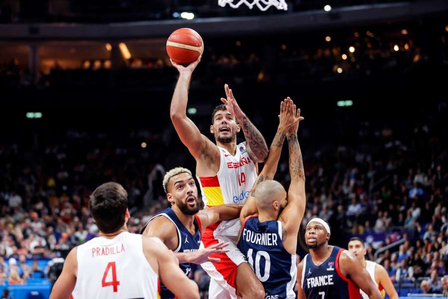 Willy Hernangómez lanza a canasta durante el España-Francia de la final del Eurobasket 2022