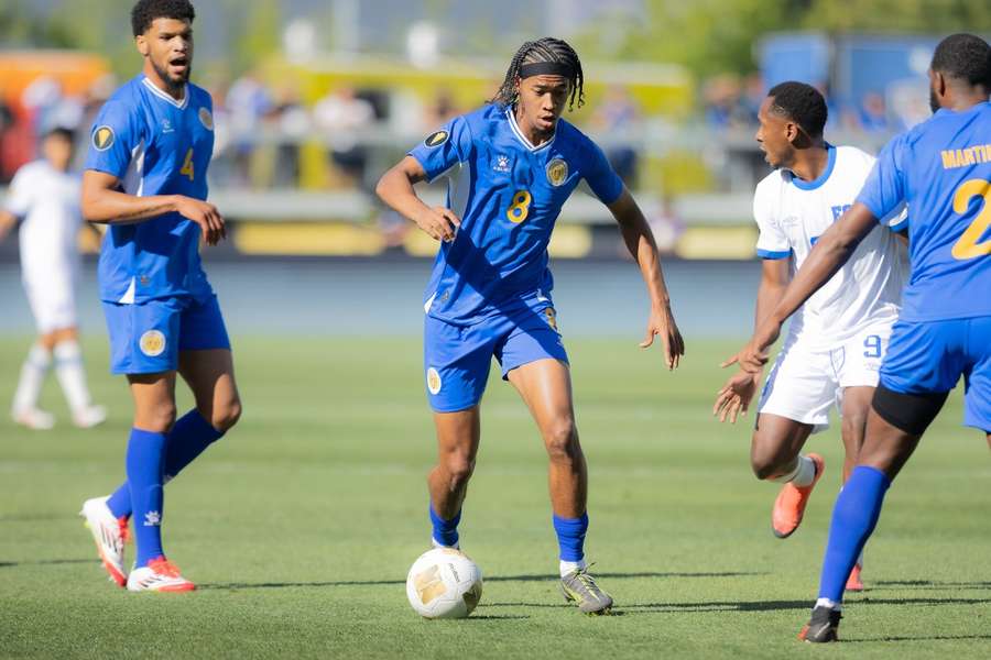 Livano Comenencia (m.) im Match gegen El Salvador.