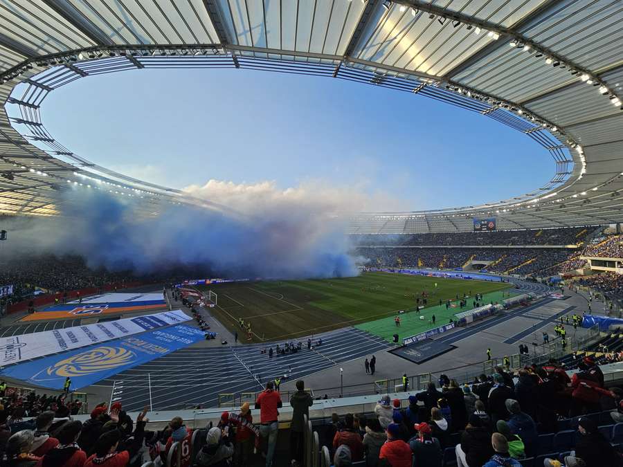 Kibice przygotowali oprawę, która nieco utrudniła widoczność na stadionie Kibice przygotowali oprawę, która nieco utrudniła widoczność na stadionie