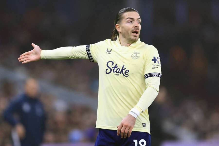 Grealish tem fratura no pé