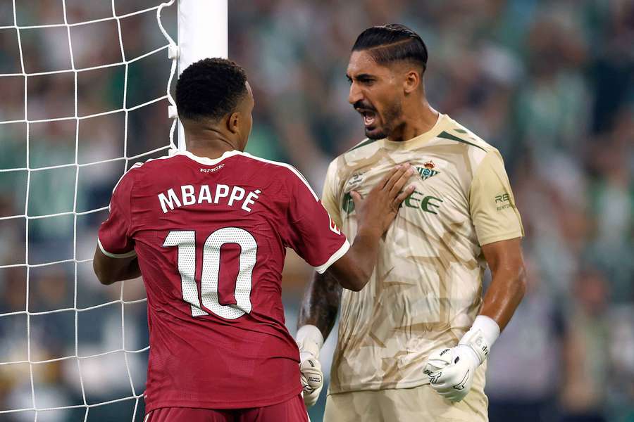 Mbappé falhou um penálti perto do final Mbappé falhou um penálti perto do final