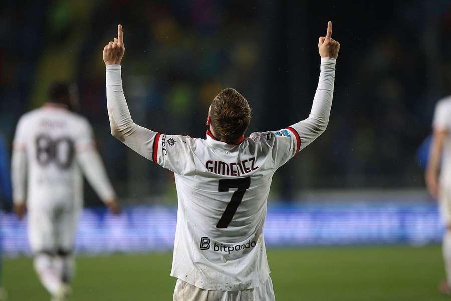 Santi Giménez, con el Milán