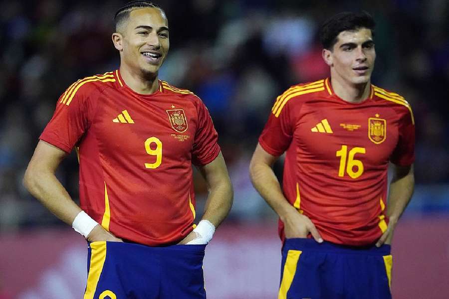 Mateo Joseph y Juanlu celebran el primer gol del partido
