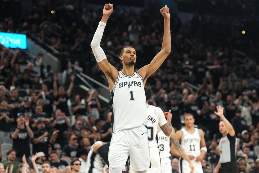 Wembanyama oslavuje postup.