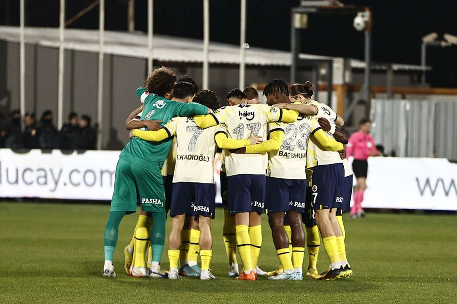 O Fenerbahçe continua no segundo lugar