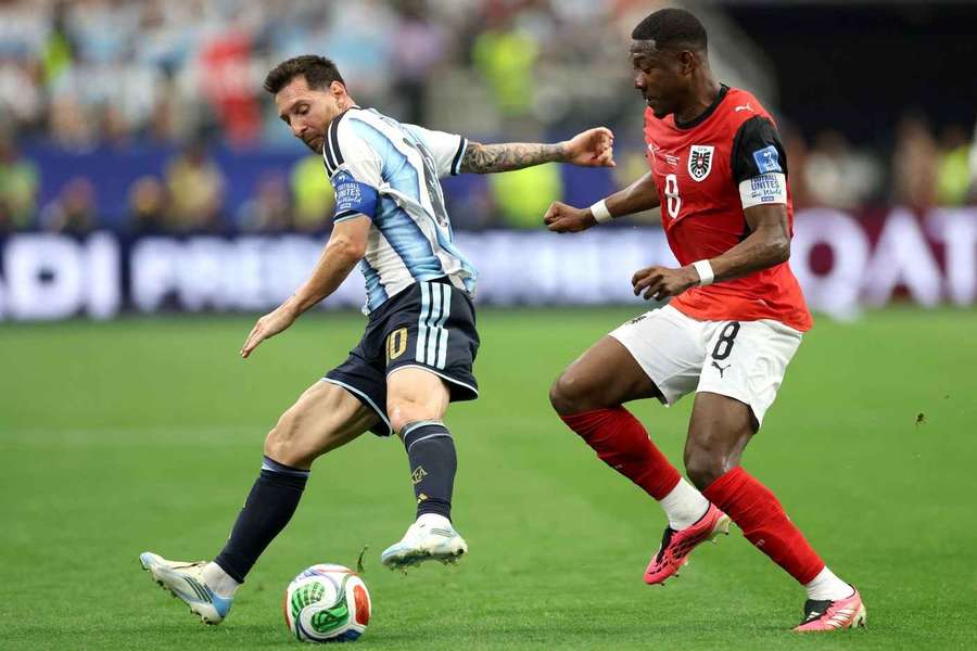 Lionel Messi (l.) bereitete David Alaba (r.) eine Menge Arbeit. Lionel Messi (l.) bereitete David Alaba (r.) eine Menge Arbeit.