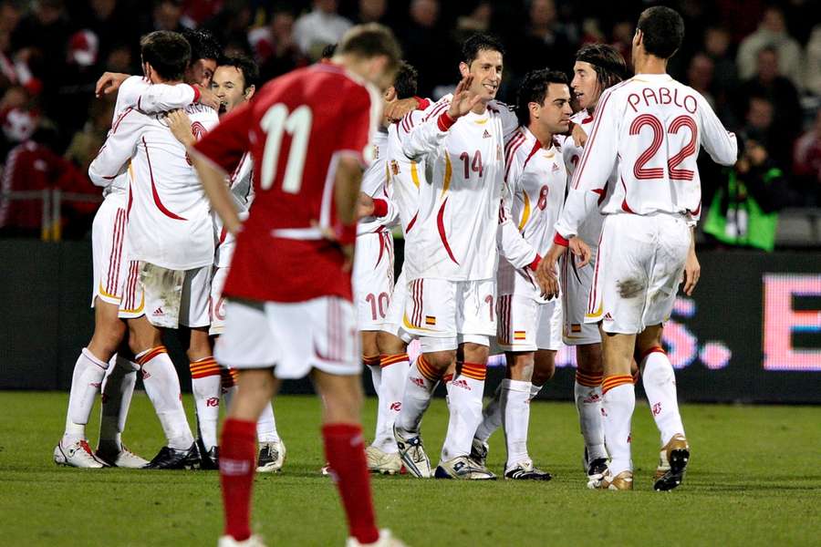 Los jugadores de España celebran un gol ante Dinamarca en la clasificación para la Eurocopa 2008