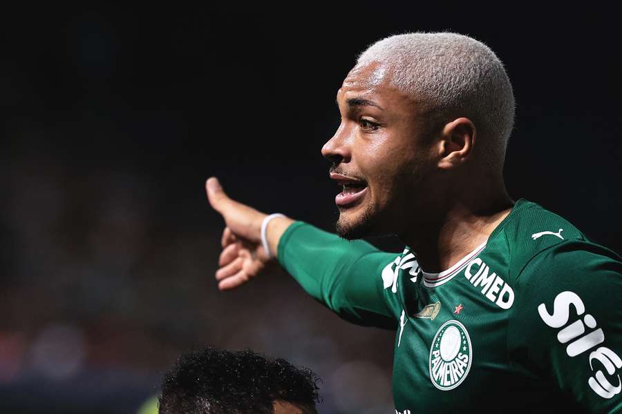 Vitor Roque não teve lesão detectada no joelho direito