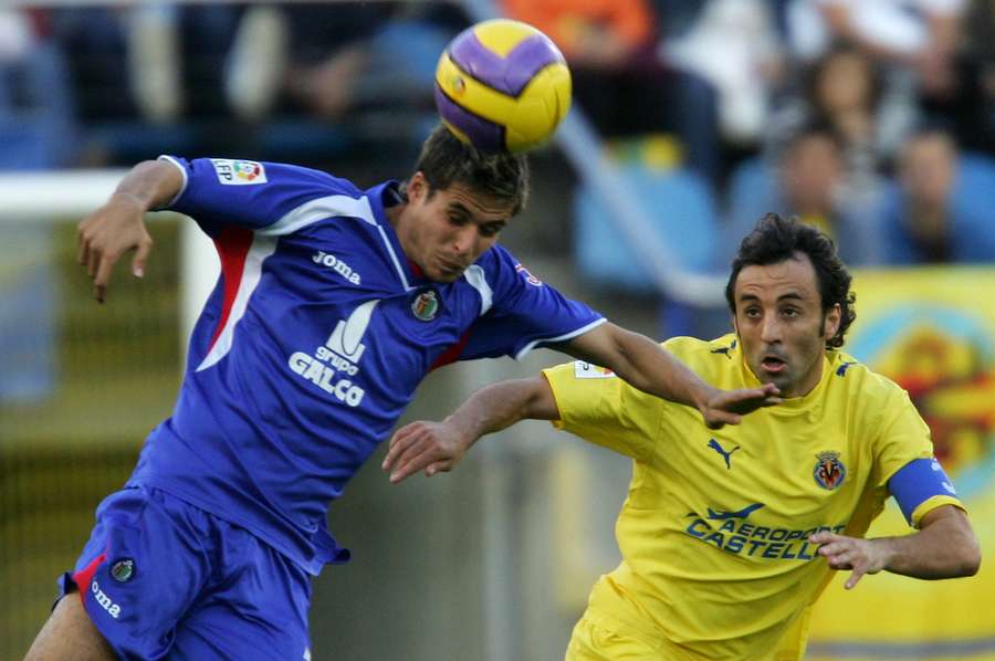 Quique Álvarez, ante Manu del Moral, en un partido entre Villarreal y Getafe