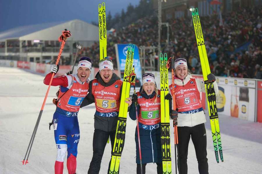Michal Krčmář (vlevo) dotáhl smíšenou štafetu na třetí místo.