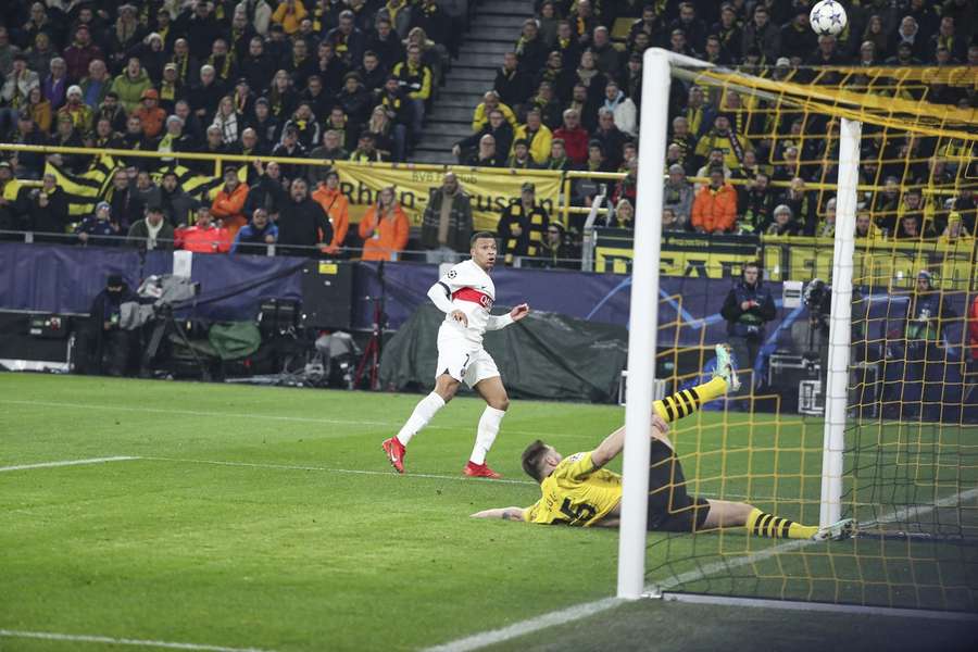 Süle se esticou todo para impedir gol de Mbappé