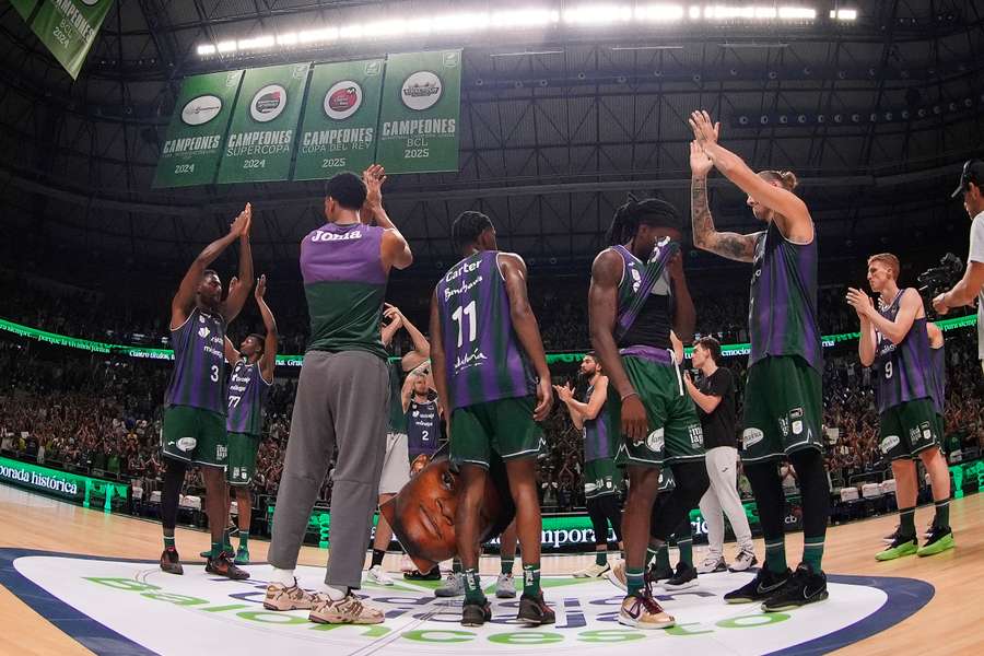 Los jugadores del Unicaja saludan al público del Carpena