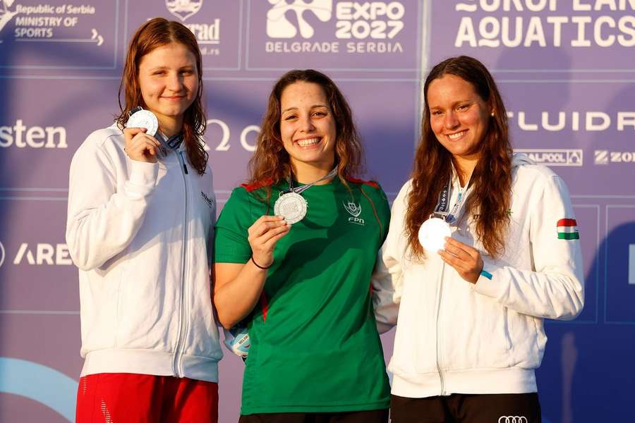 Camila Rebelo sorridente a exibir a medalha de ouro dos 200 metros costas dos Europeus