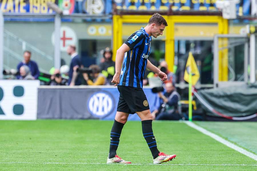 Benjamin Pavard, tras lesionarse ante la Roma