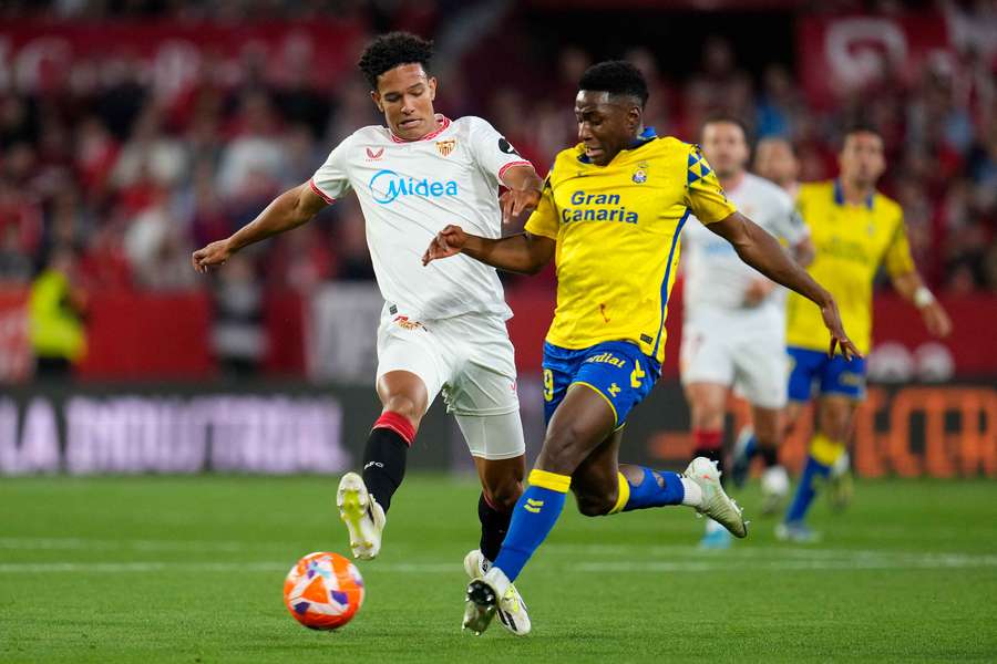 Essugo intenta detener a Antonetti durante el Sevilla-Las Palmas