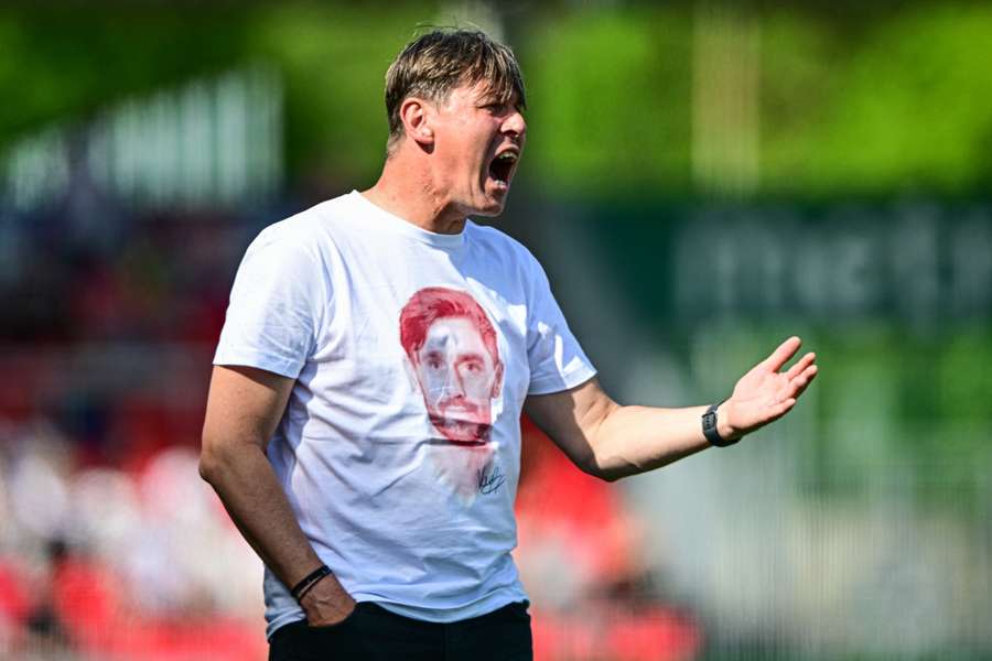 Trenér Pardubic Jan Trousil během utkání s Karvinou.