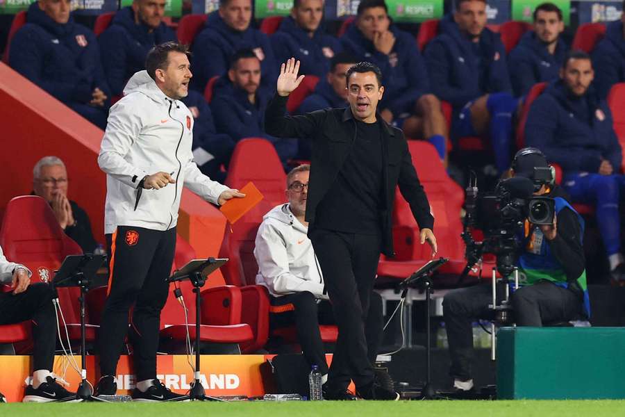 Trener Holandii Xavi przy linii bocznej