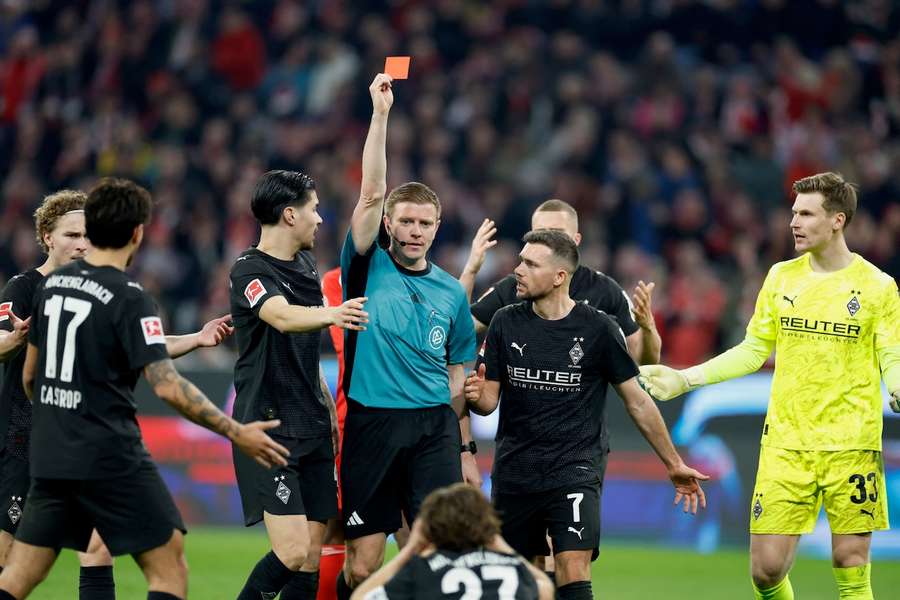 Rocco Reitz hat im Spiel beim FC Bayern die Rote Karte gesehen.