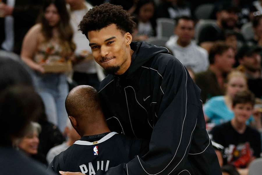Victor Wembanyama es el jugador más alto de la NBA en 2025, con 2,24 metros de altura.