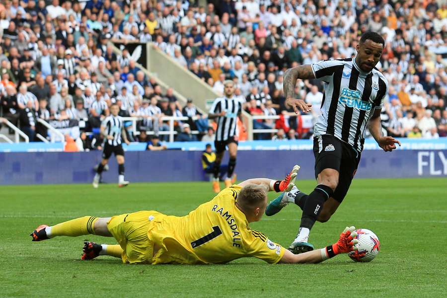 Newcastle United's English striker Callum Wilson (R) fights for the ball with Arsenal's English goalkeeper Aaron Ramsdale